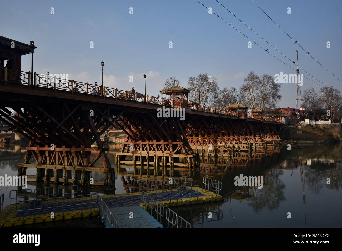 Srinagar, Inde. 14th janvier 2023. Vue sur la rivière Jhelum et la neige couvrait les collines de Zabarwan pendant une journée ensoleillée après une chute de neige fraîche à Srinagar. Le bureau météorologique a prévu un temps sec au Cachemire jusqu'à 14-18 janvier. Crédit : Pacific Press Media production Corp./Alay Live News Banque D'Images