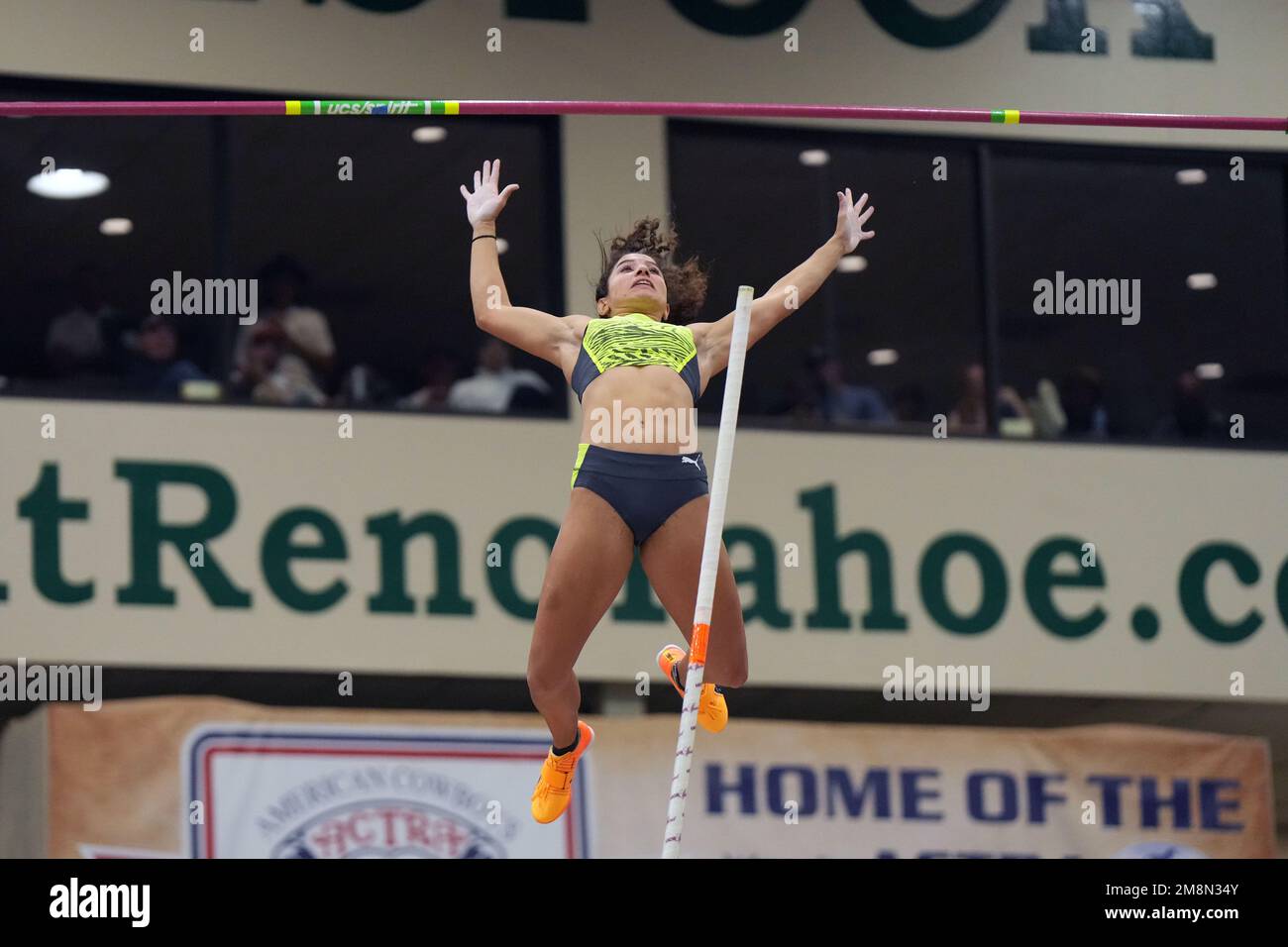 Gabi Leon se classe quatrième dans la compétition féminine élite avec 14-6 (4.41 m) lors du 30e Sommet national UCS Spirit Pole Vault, vendredi 13 janvier 2023, à Sparks, Nev. Banque D'Images