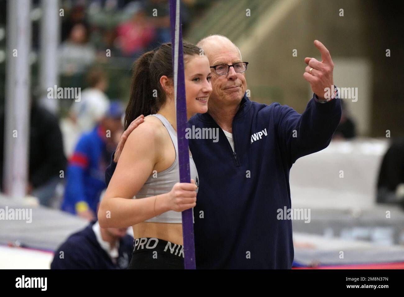 Amanda Moll (à gauche) discute avec l'entraîneur Tim Reilly après avoir remporté la division féminine d'élite dans un record américain U20 et au lycée 15-1 (4,61 m) lors du 30e Sommet national UCS Spirit Pole Vault, vendredi 13 janvier 2023, à Sparks, Nev. Banque D'Images