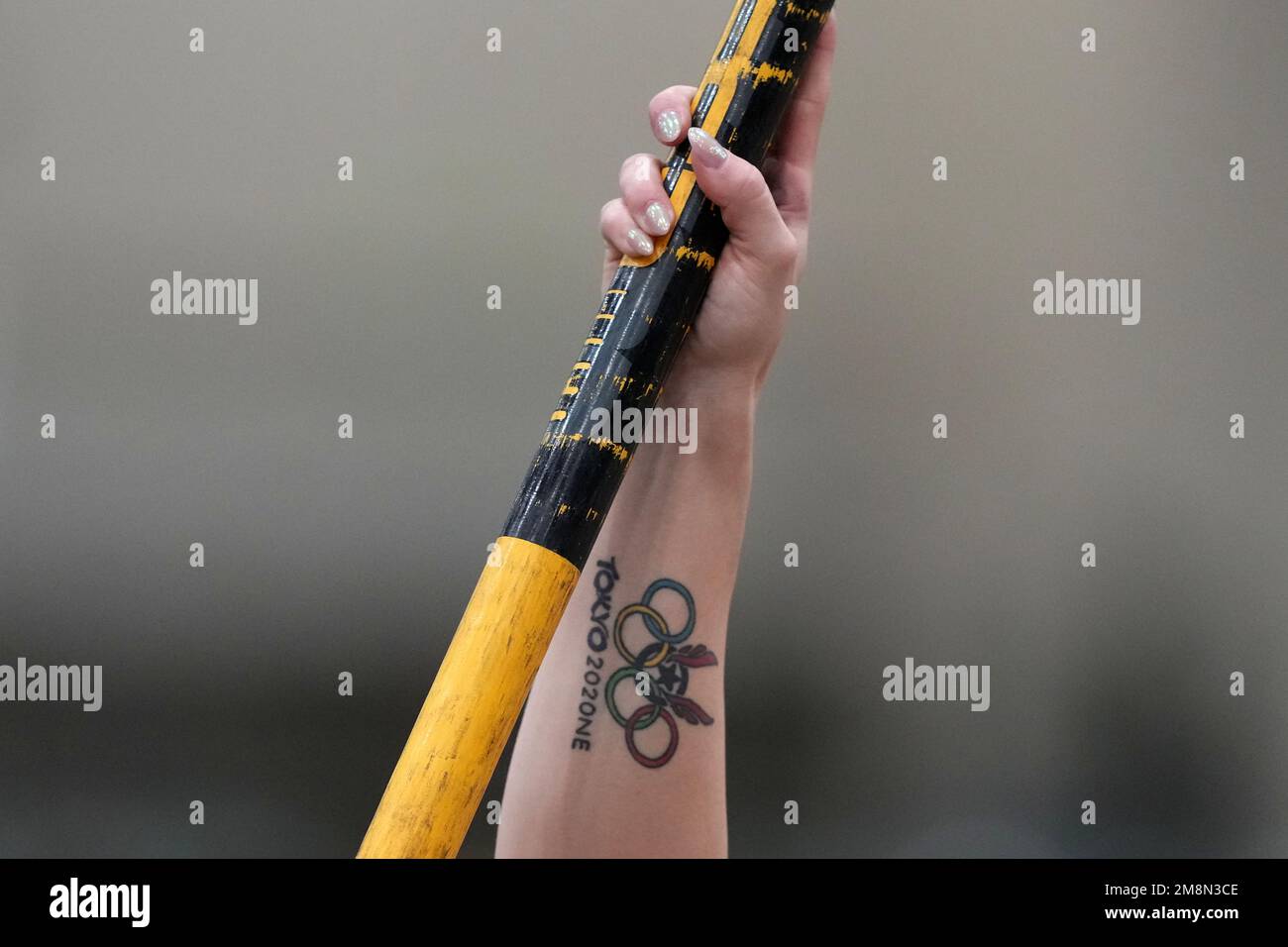 Une vue détaillée du tatouage des anneaux des Jeux Olympiques de Tokyo sur le poignet droit de Morgann Leleux lors du 30ème Sommet national UCS Spirit Pole Vault, vendredi 13 janvier 2023, à Sparks, Nev. Banque D'Images