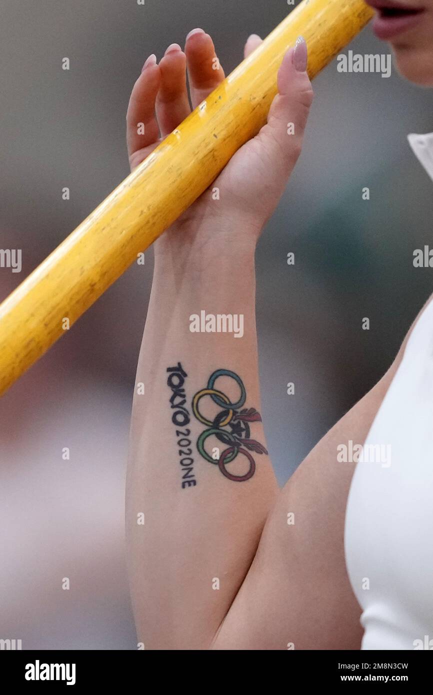 Une vue détaillée du tatouage des anneaux des Jeux Olympiques de Tokyo sur le poignet droit de Morgann Leleux lors du 30ème Sommet national UCS Spirit Pole Vault, vendredi 13 janvier 2023, à Sparks, Nev. Banque D'Images