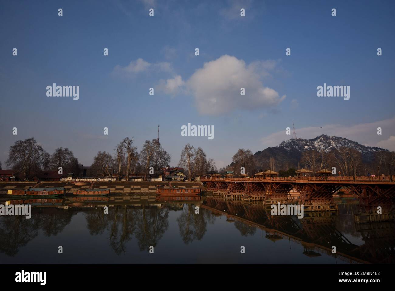 14 janvier 2023, Srinagar, Jammu-et-Cachemire, Inde : vue sur le fleuve Jhelum et la neige couvraient les collines de Zabarwan pendant une journée ensoleillée après une chute de neige fraîche à Srinagar. Le bureau météorologique a prévu un temps sec au Cachemire jusqu'à 14-18 janvier. (Credit image: © Mubashir Hassan/Pacific Press via ZUMA Press Wire) USAGE ÉDITORIAL SEULEMENT! Non destiné À un usage commercial ! Crédit : ZUMA Press, Inc./Alay Live News Banque D'Images