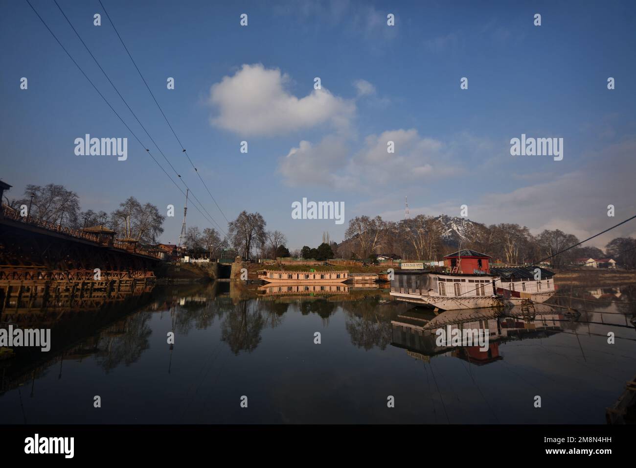 14 janvier 2023, Srinagar, Jammu-et-Cachemire, Inde : vue sur le fleuve Jhelum et la neige couvraient les collines de Zabarwan pendant une journée ensoleillée après une chute de neige fraîche à Srinagar. Le bureau météorologique a prévu un temps sec au Cachemire jusqu'à 14-18 janvier. (Credit image: © Mubashir Hassan/Pacific Press via ZUMA Press Wire) USAGE ÉDITORIAL SEULEMENT! Non destiné À un usage commercial ! Crédit : ZUMA Press, Inc./Alay Live News Banque D'Images