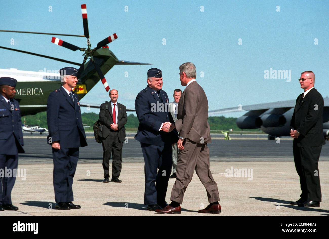 Le président William Jefferson Clinton entre la main avec le lieutenant-général Ronald T. Kadish, commandant du centre des systèmes électroniques (ESC), Hahscom AFB (Massachusetts). Le président Clinton s'est rendu à Hanscom et a visité le ces lors de sa récente visite à Boston, Massachusetts. Base: Hanscom Air Force base État: Massachusetts (ma) pays: États-Unis d'Amérique (USA) Banque D'Images