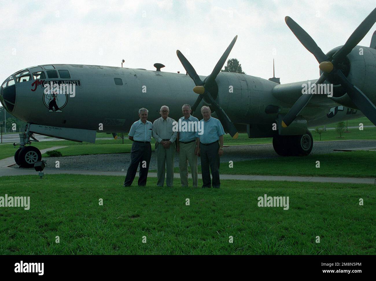 Les autres membres d'équipage vivants de l'équipage Enola gay posent pour une photo devant l'exposition statique B-12 à Whiteman AFB, Missouri. Base: Whiteman Air Force base État: Missouri (Mo) pays: Etats-Unis d'Amérique (USA) Banque D'Images