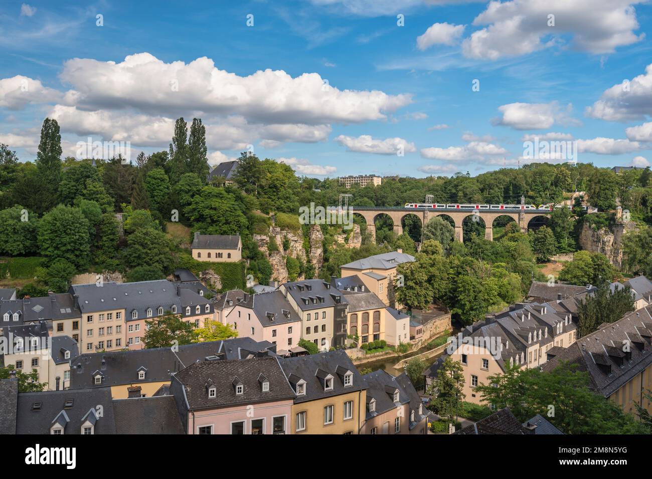 Grand-duché de Luxembourg, horizon de la ville de Grund le long de la rivière Alzette dans la vieille ville historique de Luxembourg Banque D'Images