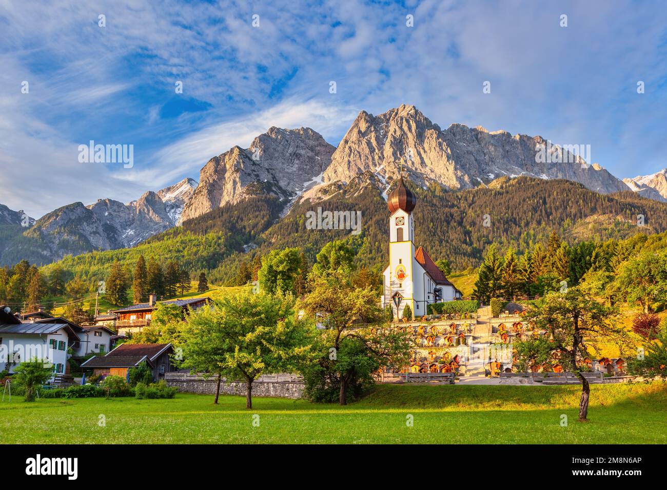 Garmisch Partenkirchen Allemagne, le pic de Zugspitze et la chaîne de montagnes des Alpes avec une petite église dans le village de Grainau Banque D'Images
