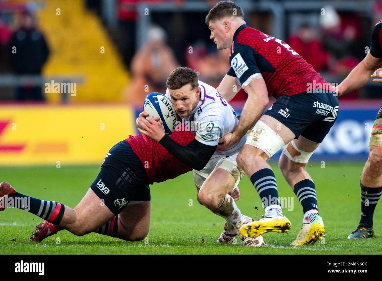 Limerick, Irlande. 15th janvier 2023. Rory Hutchinson de Northampton, affronté par Niall Spannell de Munster et Jack O'Donoghue de Munster lors de la coupe des champions Heineken, Round 3, match de billard B entre Munster Rugby et Northampton Saints au parc Thomond de Limerick, Irlande sur 14 janvier 2023 (photo par Andrew SURMA/ Credit: SIPA USA/Alamy Live News Banque D'Images