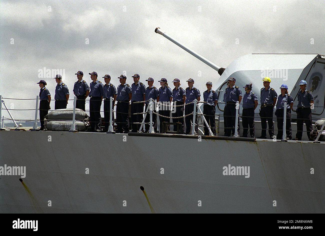 Des marins à bord de la frégate canadienne de classe Halifax NCSM VANCOUVER (FFH 331), 'un les rails' alors que le navire quitte la base navale Pearl Harbour pour des exercices en mer pendant la RIMPAC 98. Objet opération/série: RIMPAC '98 base: Pearl Harbor État: Hawaii (HI) pays: États-Unis d'Amérique (USA) Banque D'Images