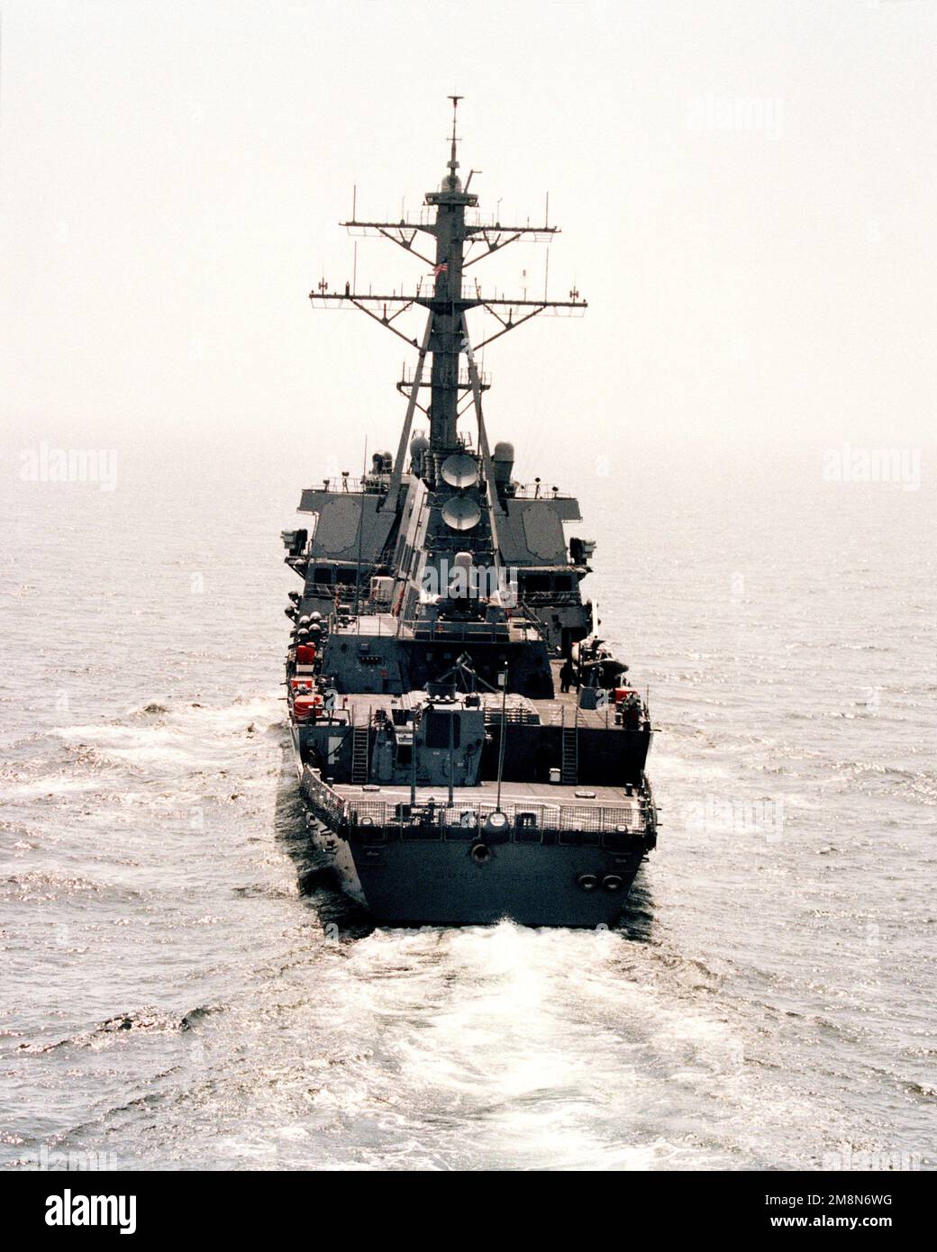 Une vue d'ensemble du destroyer de missile guidé USS DONALD COOK (DDG 75) en cours pendant les essais en mer des constructeurs au large des côtes de la Nouvelle-Angleterre. Pays: Océan Atlantique (AOC) Banque D'Images