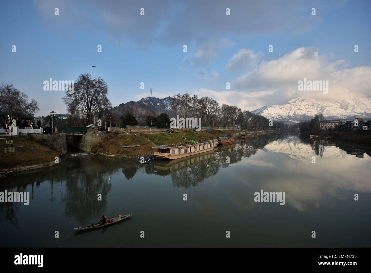 14 janvier 2023, Srinagar, Jammu-et-Cachemire, Inde : vue sur le fleuve Jhelum et la neige couvraient les collines de Zabarwan pendant une journée ensoleillée après une chute de neige fraîche à Srinagar. Le bureau météorologique a prévu un temps sec au Cachemire jusqu'à 14-18 janvier. (Credit image: © Mubashir Hassan/Pacific Press via ZUMA Press Wire) USAGE ÉDITORIAL SEULEMENT! Non destiné À un usage commercial ! Crédit : ZUMA Press, Inc./Alay Live News Banque D'Images