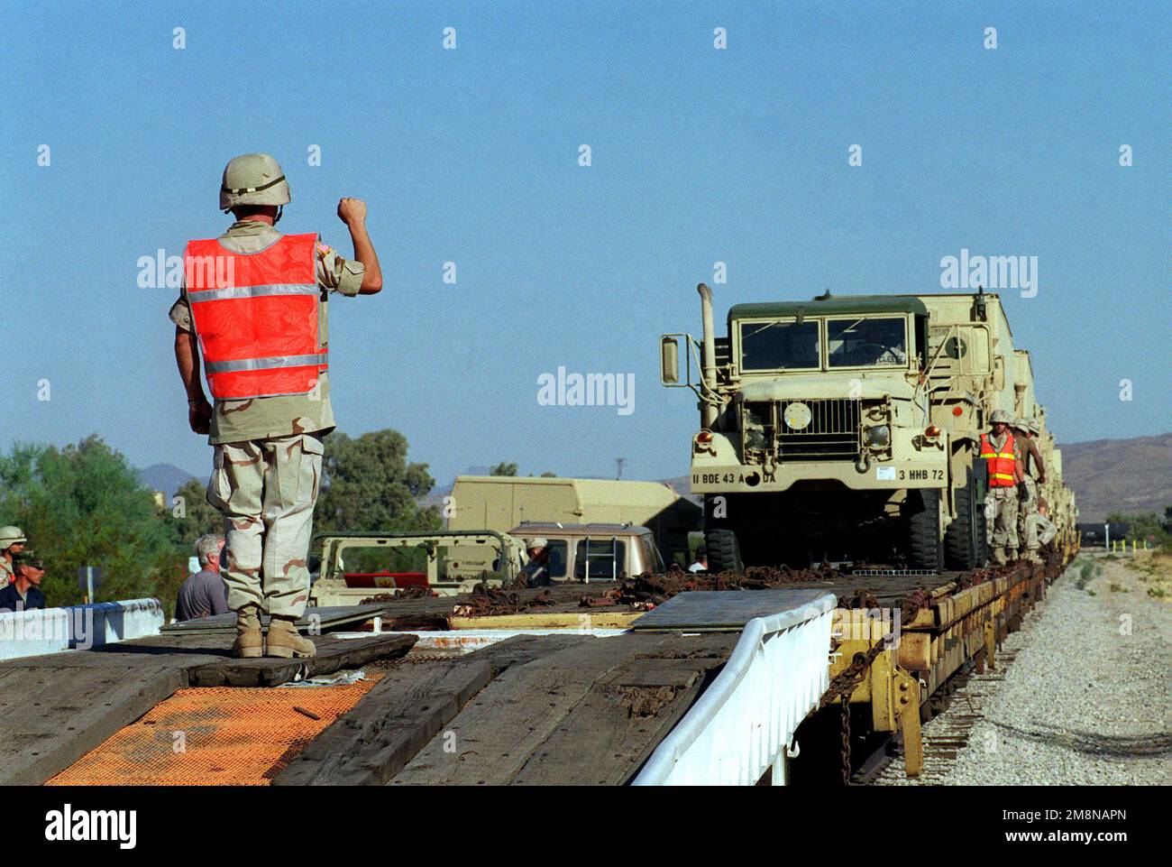 LE SPÉCIALISTE de l'armée Hart de Delta 3/43, 11th Brigade Air Defense Artillery fort Bliss, Texas, guide un camion tactique M939A2 de 5 tonnes en toute sécurité à l'extérieur d'un wagon à plateau pendant L'INSTRUCTION SUR LES ARMES ET LES TACTIQUES 1-99. Objet opération/série: INSTRUCTION SUR LES ARMES ET LES TACTIQUES 1-99 base: Marine corps Air Station, Yuma État: Arizona (AZ) pays: États-Unis d'Amérique (USA) Banque D'Images