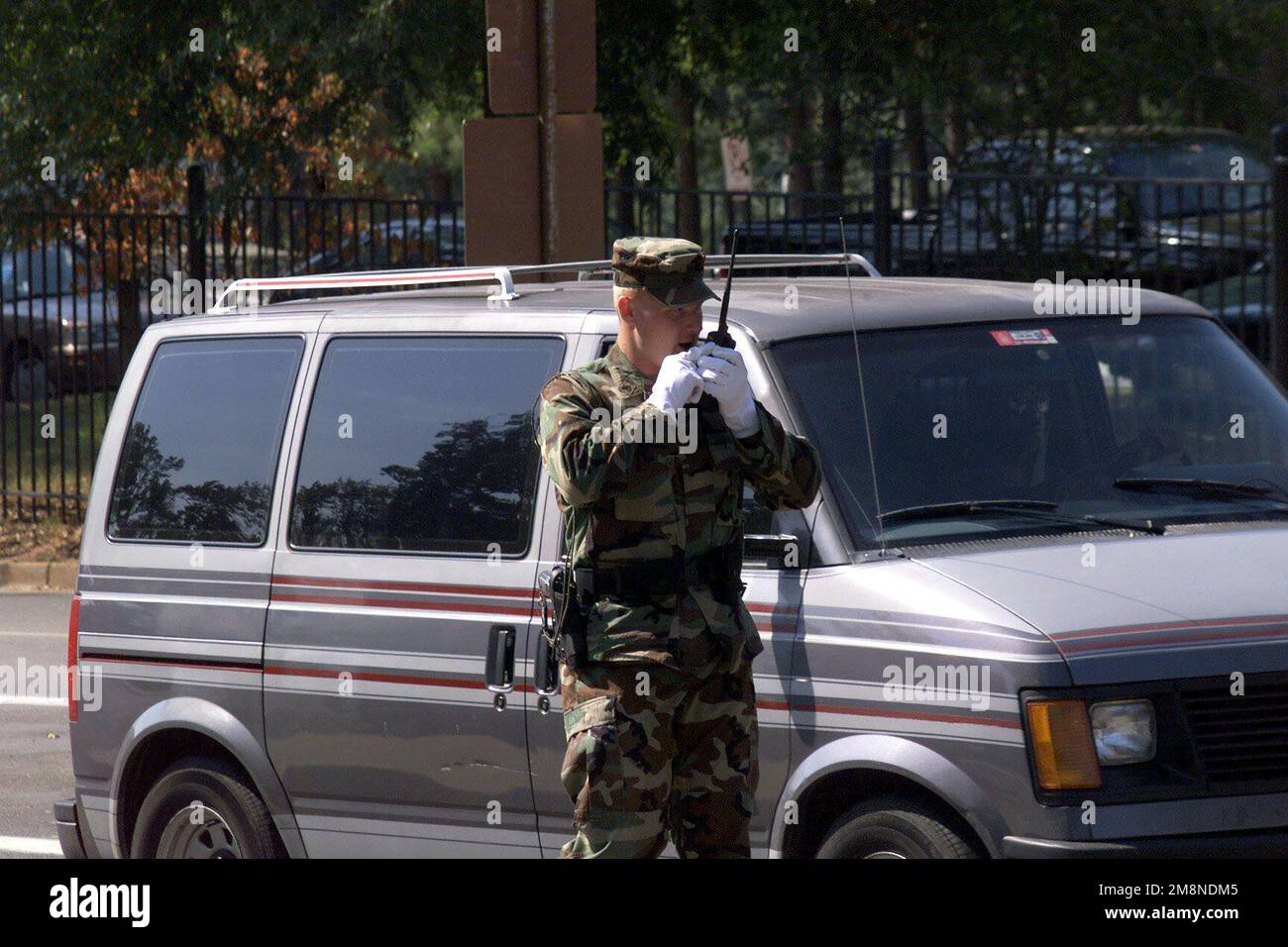 Les tensions au Moyen-Orient ont renforcé la sécurité des postes militaires aux États-Unis. Les tactiques anti-terroristes permettent à la police militaire de l'armée américaine de rester vigilante à fort McPherson, en Géorgie, où se trouve le Commandement des forces, l'Armée du quartier général 3rd et le Commandement central. Un MP vérifie un véhicule entrant dans le poste. Base: Fort McPherson État: Géorgie (GA) pays: États-Unis d'Amérique (USA) Banque D'Images