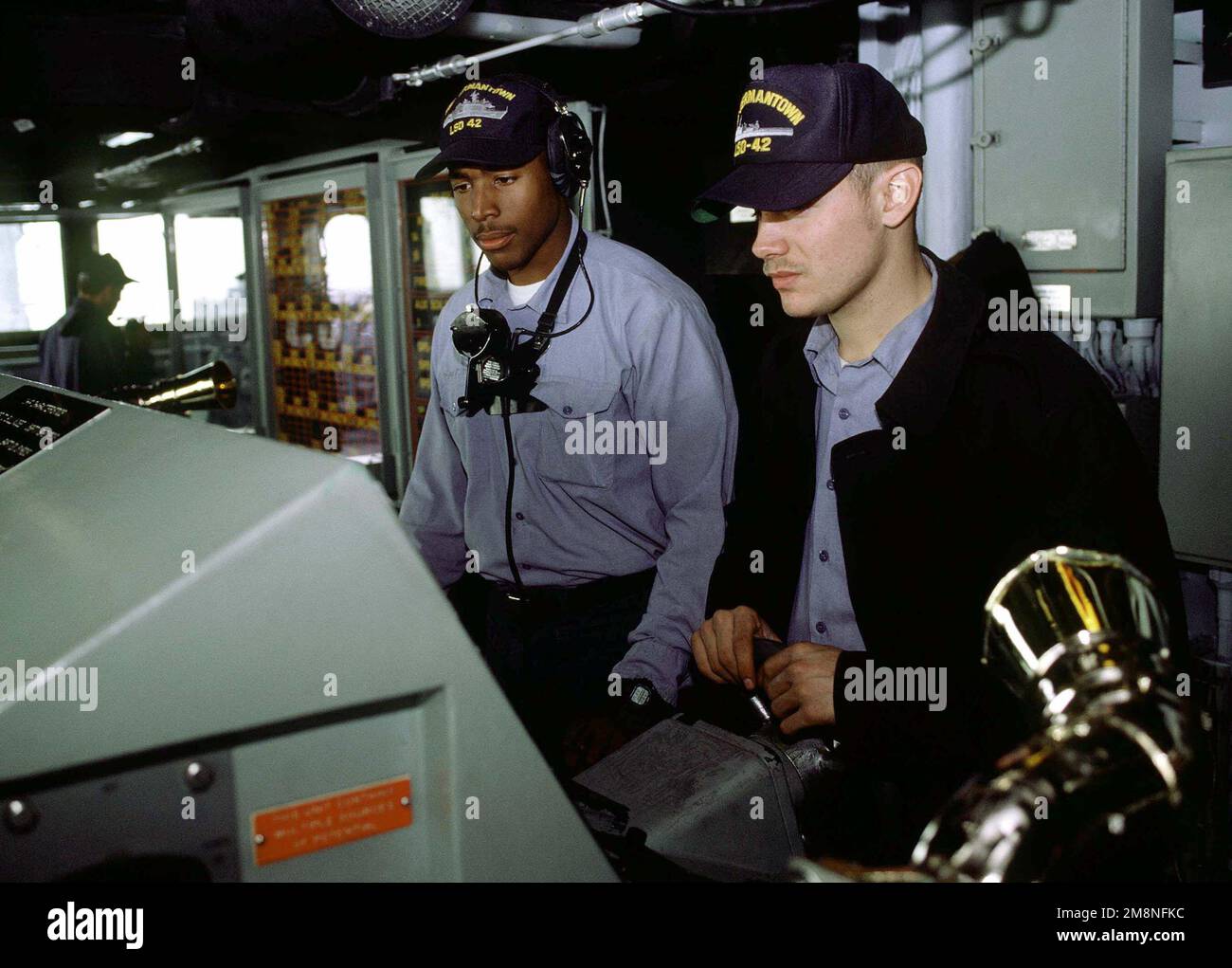 SN Matthew Underwood (à droite) et Ananmantium Blakely, tous deux des membres du navire américain USS GERMANTOWN LSD-42, dirigent et maintiennent le navire sur le cap du 30 octobre 1998. L'USS GERMANTOWN et son équipage sont déployés en République de Corée pour soutenir Foal Eagle '98. Objet opération/série: FOAL EAGLE '98KOREA CD base: Port de Pyongtaek pays: République de Corée (KOR) Banque D'Images