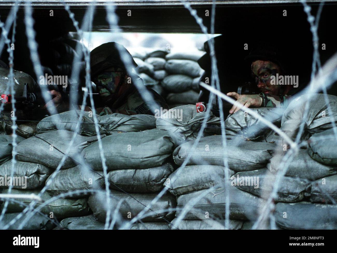 Tout droit sur une photo moyenne des Sergents JOE Pritchard (à gauche) et Donnie Howard de L'équipe de l'USAF, qui sont protégés par des sacs de sable et de garder un œil dehors pour les agresseurs ennemis. Ils ont récemment pris le temps de quitter leur poste à l'escadron de communications 51st pour former des flics « de service » à la base aérienne d'Osan, en République de Corée (Corée du Sud). Cette image est vue dans le numéro de novembre 1998 d'AIRMAN Magazine. Base: Osan Air base pays: République de Corée (KOR) Banque D'Images