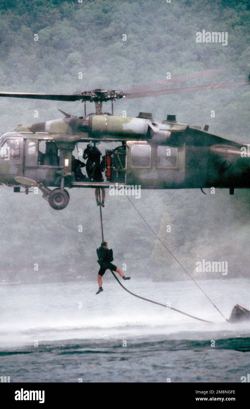 Vue de côté gauche d'un hélicoptère de sauvetage au combat HH-60 Pave Hawk de l'USAF en tant que parahommes du 102nd escadron de sauvetage en liaison avec Lake George, New York, pendant l'entraînement des 'Waterworkss'. Base: Lake George État: New York (NY) pays: Etats-Unis d'Amérique (USA) Banque D'Images