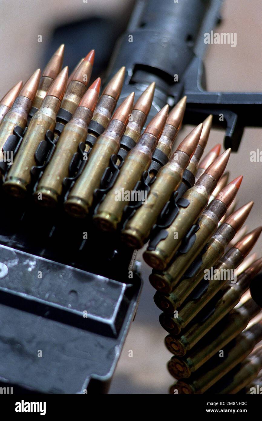 Vue rapprochée d'une mitrailleuse M240G et de sa courroie alimentée en munitions de 7,62 mm. Base: Empire Range Complex pays: Panama (PAN) Banque D'Images