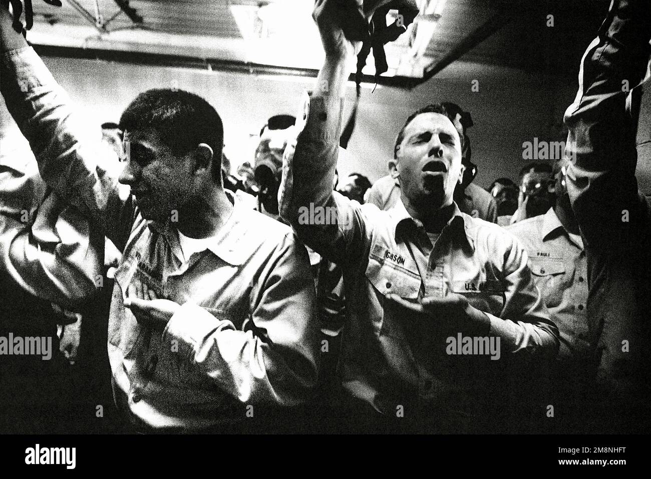 Photographe militaire de l'année gagnant 1999 TITRE: 'GAS Mask Mania' CATÉGORIE: Feature PLACE: Troisième place TITRE information: Les recrues de la Marine subissent des effets de gaz lacrymogènes légers dans la 'chambre de confiance' à l'entraînement de recrutement Commandement Grands Lacs. FICHIER IMAGE #DD-SP-01-00009. Pays : inconnu Banque D'Images