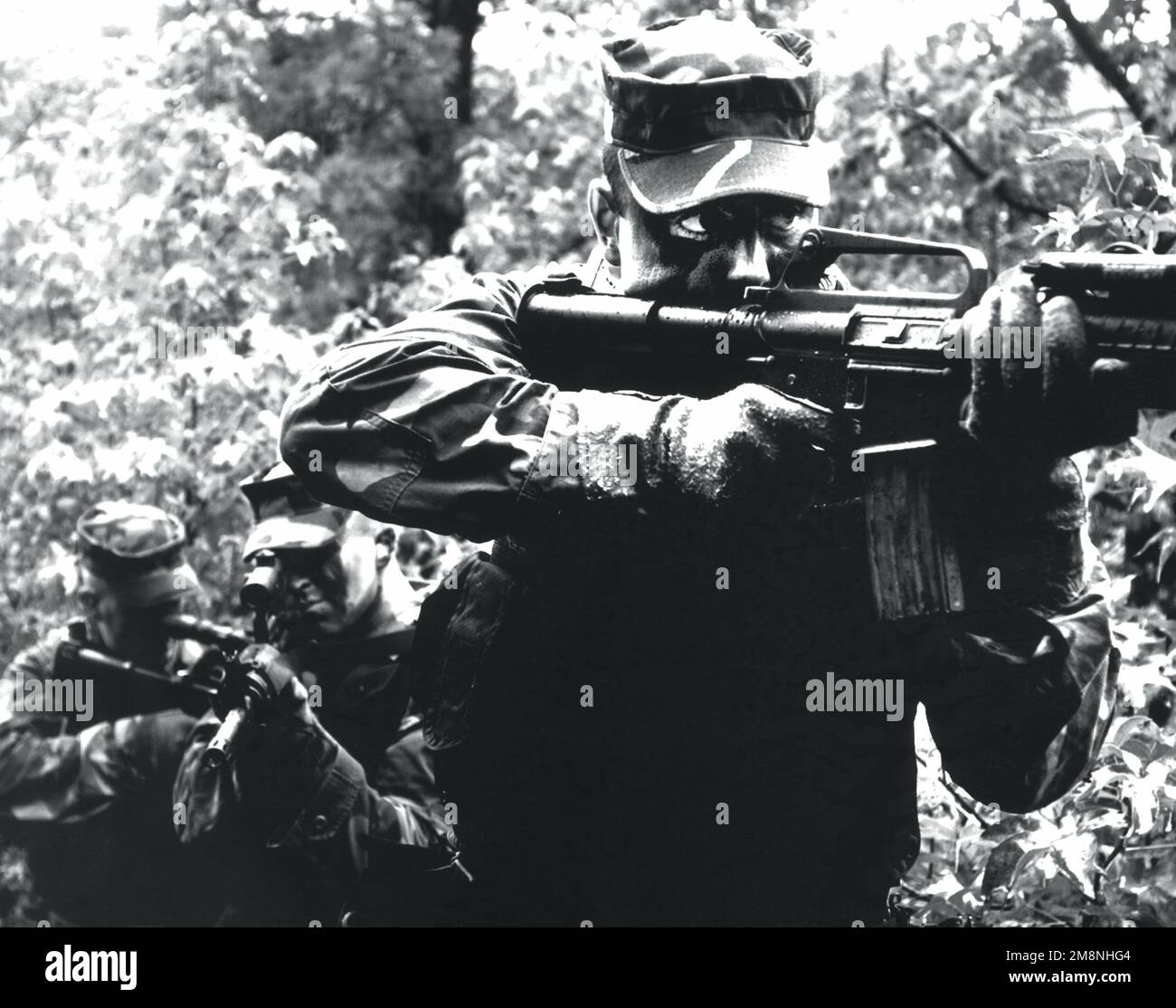 Photographe militaire de l'année gagnant 1999 TITRE: Catégorie 'protecteurs': Caméra de combat PLACE: Troisième place caméra de combat INFORMATIONS DE LÉGENDE: Les membres de l'équipe de protection de la force du Groupe des opérations de mobilité aérienne 621st parcourent ft. Dix (New Jersey) lors d’un récent exercice d’entraînement interarmées avec le bataillon des Rangers de 8th. L'équipe assure la protection de la force aux aéronefs déployés et aux équipages dans des environnements compromis. FICHIER IMAGE #DD-SP-01-00005. Pays : inconnu Banque D'Images