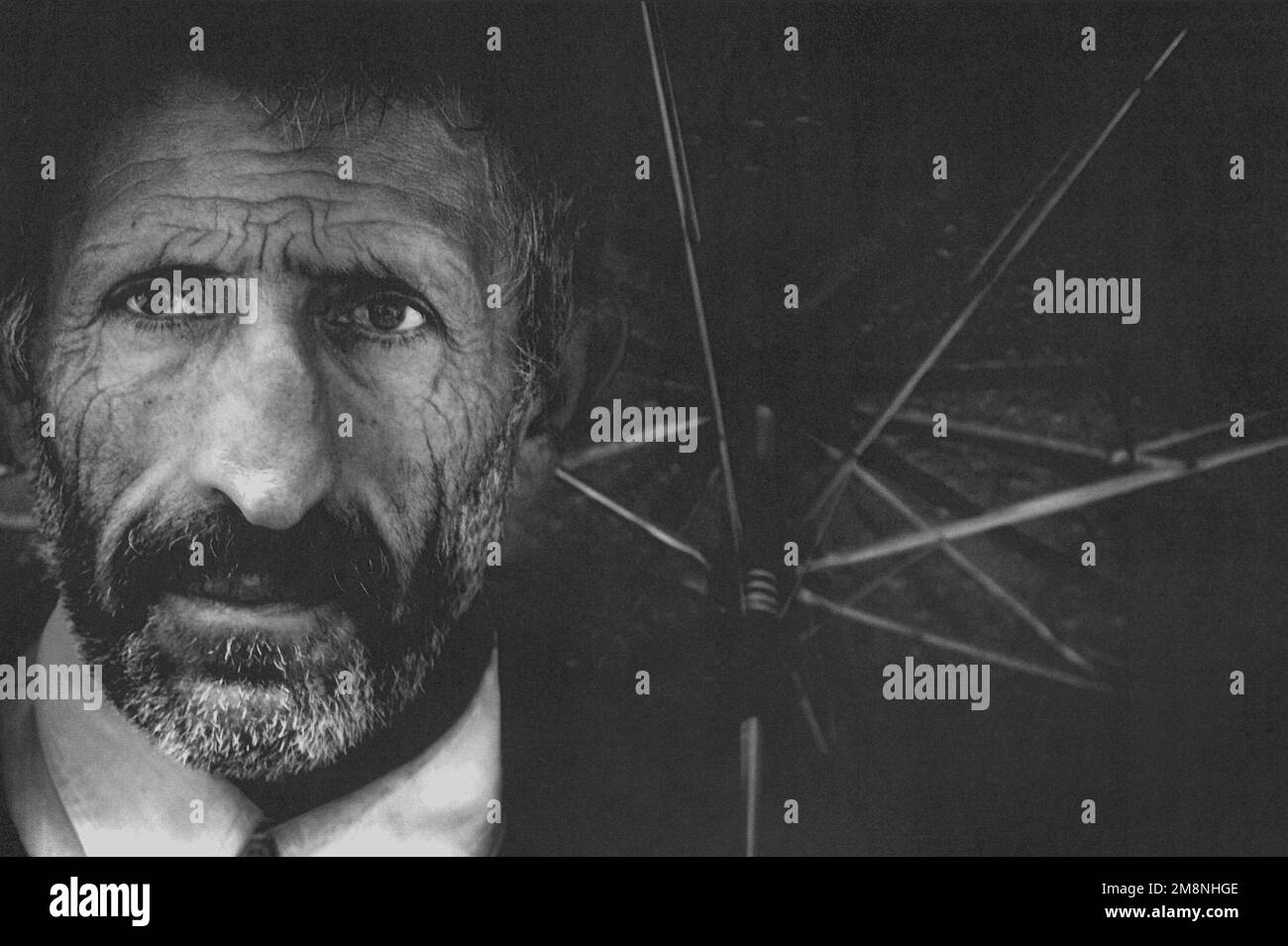 Photographe militaire de l'année gagnant 1999 TITRE: 'Broken Hearted Man' CATÉGORIE: Portrait PLACE: Troisième place informations DE LÉGENDE de portrait: Bilgen Ozbek utilise un parapluie pour compenser la pluie tombant dans une 'ville de tente' turque mais il ne remarquerait probablement même pas s'il était sans le bloqueur de pluie: Beaucoup de ses amis et de ses proches ont été tués quelques jours plus tôt dans le tremblement de terre meurtrier de Turquie. (Les membres du service de toutes les succursales ont contribué aux efforts de récupération) FICHIER IMAGE #DD-SP-01-00059. Pays : inconnu Banque D'Images