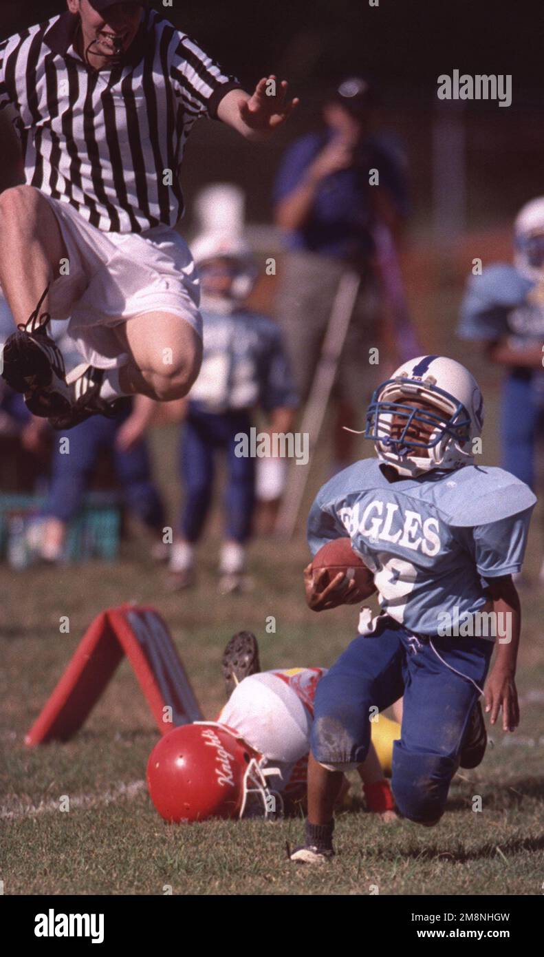 Photographe militaire de l'année vainqueur 1999 TITRE: 'Ne pas arrêter la course' CATÉGORIE: Sports PLACE: Troisième place informations SUR LES LÉGENDES du sport: Demetrius Pierce, Langley Eagle acariens qui coure, se détache et s'oppose aux Gloucester Knights lors d'un match de football pour les jeunes à Gloucester. Les Eagles ont gagné le jeu 25-6 pour leur deuxième victoire consécutive portant leur record à 2-2. FICHIER IMAGE #DD-SP-01-0064. Pays : inconnu Banque D'Images