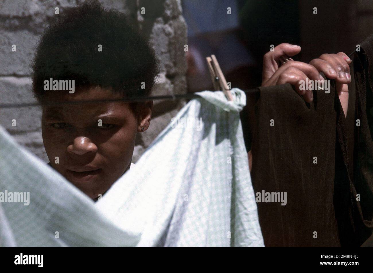 Photographe militaire de l'année gagnant 1999 TITRE: Catégorie "Hung Out to Dry": Portfolio PLACE: Third place Portefeuille CAPTION INFORMATION: 6 novembre 1999. Anna Rebilli laisse sa lessive dans la cour de son jardin à la maison du Cap, en Afrique du Sud. ÉTATS-UNIS Marins et Marines étaient dans le quartier de Rebilli pour aider à réparer les toits de maisons qui ont été endommagés dans la première tornade jamais signalée en Afrique du Sud. FICHIER IMAGE #DD-SP-01-00052. Pays : inconnu Banque D'Images