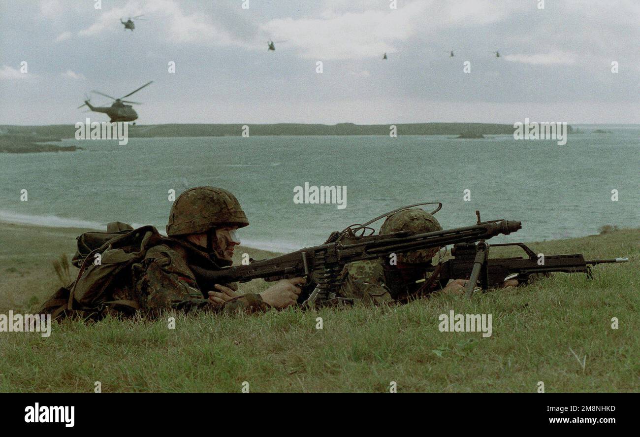 Photographe militaire de l'année gagnant 1999 TITRE: 'Retour à Quiberon' CATÉGORIE: Portfolio LIEU: Troisième place Portefeuille LÉGENDE information: Mardi 21 septembre 1999. Lors de l'opération Northern Light 99, les Marines allemandes de l'OTAN se préparent à prendre un fort français à Quiberon, en France. Les troupes de l'OTAN sont en France pour pratiquer des techniques d'invasion avec des troupes de différents pays de l'OTAN. A ÉTATS-UNIS L'équipe de guerre côtière navale est en déploiement en France pour faire opposition aux forces de l'OTAN. FICHIER IMAGE #DD-SP-01-0054. Sujet opération/série: LUMIÈRE DU NORD 99 pays: Inconnu Banque D'Images