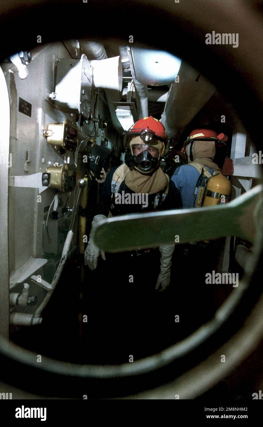Photographe militaire de l'année vainqueur 1999 TITRE: 'Barry GQ' CATÉGORIE: Portfolio PLACE: Third place Portefeuille CAPTION: USS Barry DDG 52, homeport Norfolk, Virginie, 3 août 1999. HT2 Bill Roberts, en qualité de chef de la scène pour la réparation deux, écrase un passage pendant les quartiers généraux à bord de l'USS Barry DDG 52. FICHIER IMAGE #DD-SP-01-00048. Pays : inconnu Banque D'Images