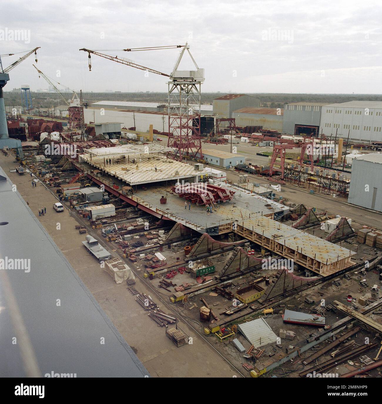 Arc à tribord du navire de transport lourd stratégique USNS PILILAUU (T-AKR 304) de la classe Bob Hope, en construction sur les voies de construction. Le navire est à 20 pour cent d'achèvement. Base: Avondale État: Louisiane (LA) pays: États-Unis d'Amérique (USA) Banque D'Images