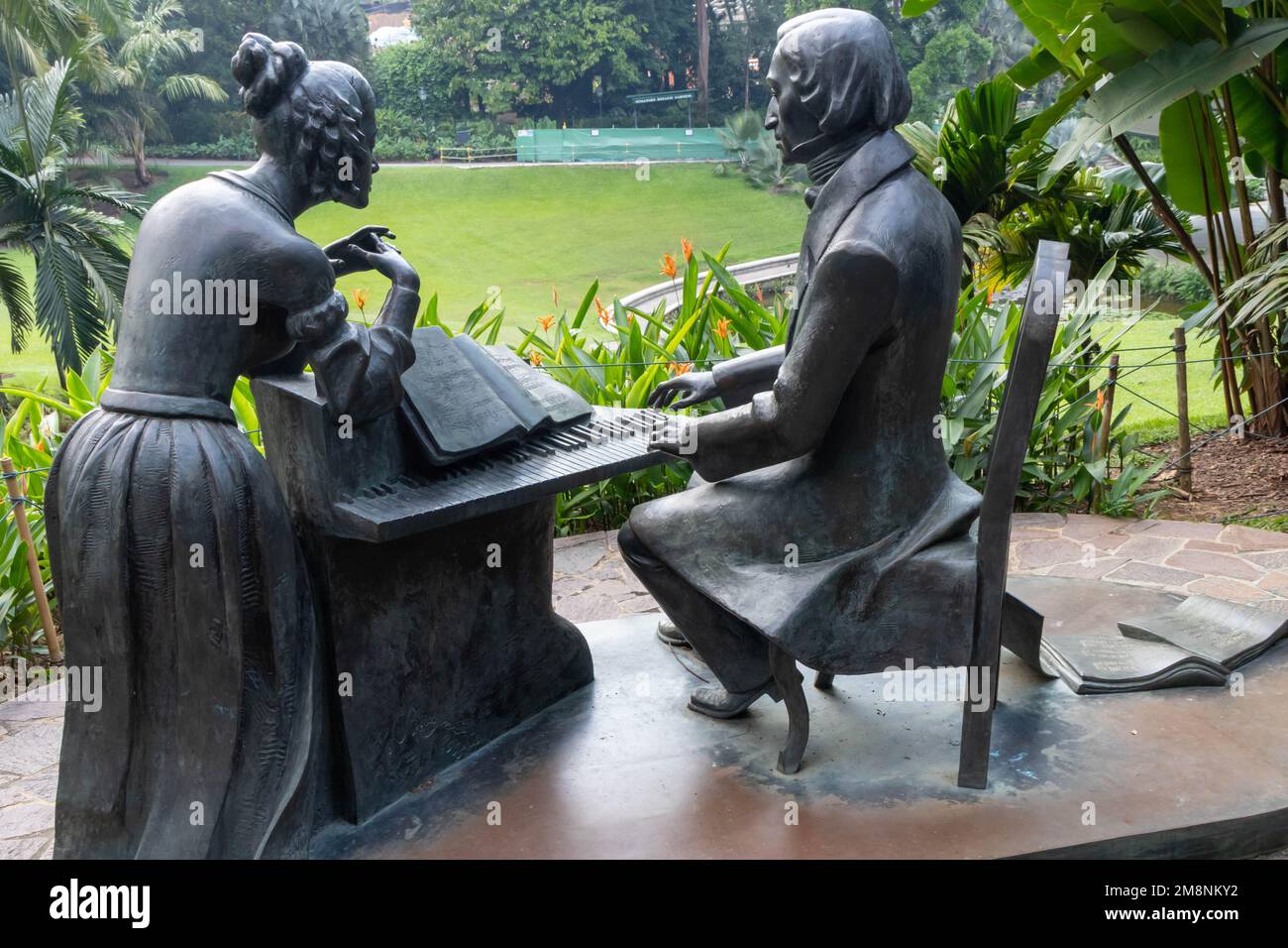 Statue de Frederick Chopin, jardins botaniques, Singapour. Cette œuvre d'art a été créée par le sculpteur polonais Karol Badyna. Banque D'Images