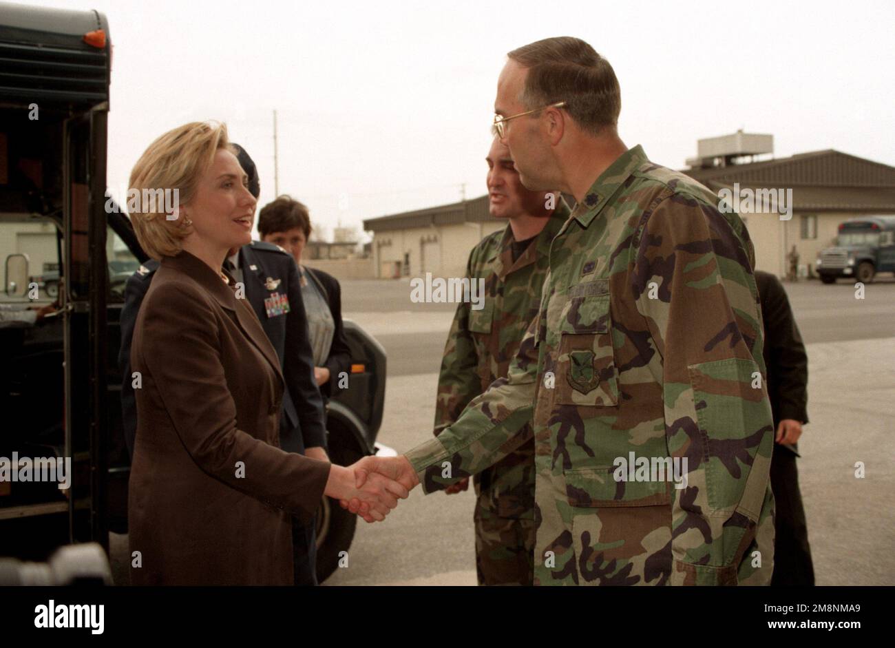 Profil du côté droit, photo moyenne de la première dame des États-Unis Hillary Rodham-Clinton lorsqu'elle est accueillie par le lieutenant-colonel Paul Curtis de l'USAF, commandant du 436th Aerial Port Squadron, base aérienne de Douvres, Delaware. Mme Clinton a fait une visite de l'installation de Super Port (non illustrée). Le port est une zone de transit pour les secours humanitaires qui sont traités et déplacés au Kosovo. Base: Dover Air Force base État: Delaware (DE) pays: Etats-Unis d'Amérique (USA) Banque D'Images
