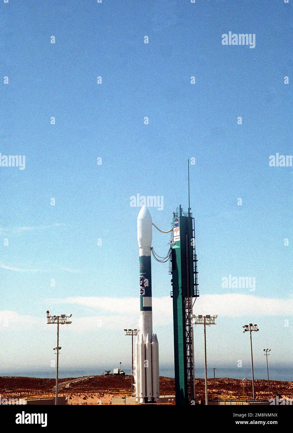 Une fusée Boeing Delta II se trouve seule sur le coussin Space Launch Complex-2, dans l'attente de son ascension dans l'espace. La fusée Delta a une charge utile de satellite Landsat 7 de la NASA qui a été mise en orbite polaire sur 15 avril 1999, à partir de la base aérienne de Vandenberg, en Californie. Base: Vandenberg Air Force base État: Californie (CA) pays: États-Unis d'Amérique (USA) Banque D'Images