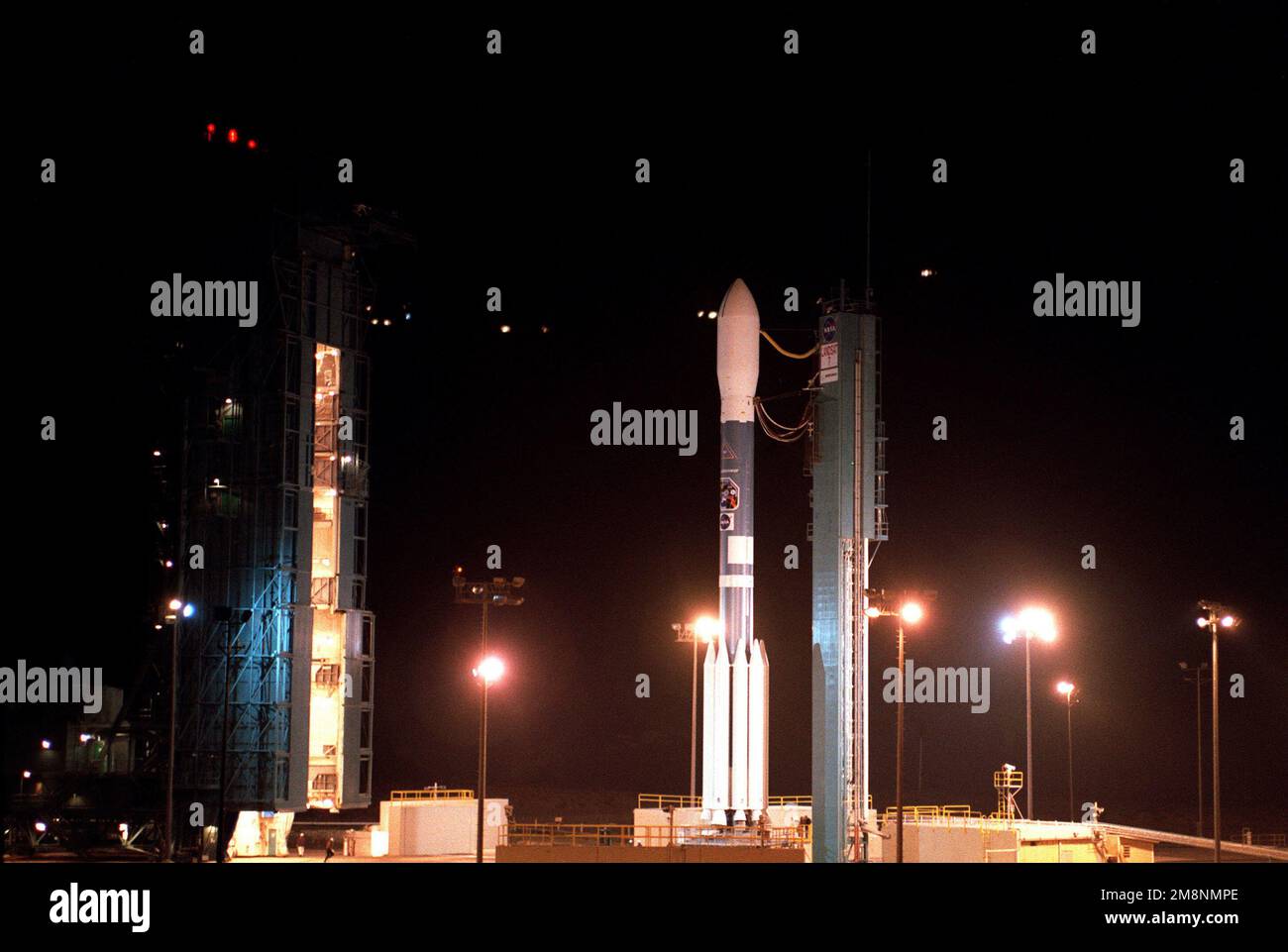 Une fusée Boeing Delta II se trouve sur le plateau du Space Launch Complex-2, à la base aérienne de Vandenberg, en Californie. La fusée Delta a une charge utile de satellite Landsat 7 de la NASA qui a été mise en orbite polaire sur 15 avril 1999. Base: Vandenberg Air Force base État: Californie (CA) pays: États-Unis d'Amérique (USA) Banque D'Images