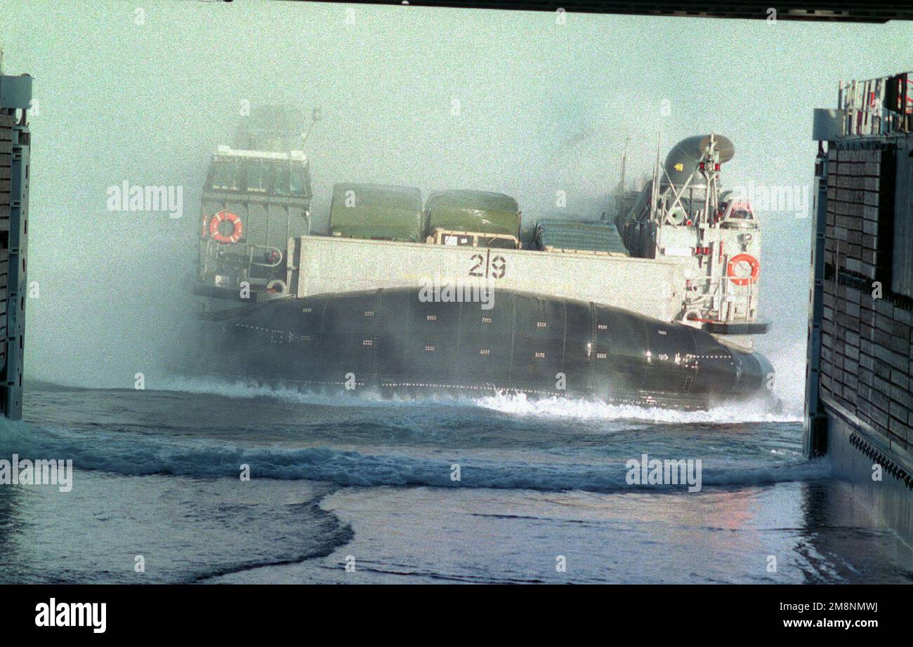 990419-M-3368I-011. Objet opération/série : BASE KKERNAL BLITZ 99 : USS Anchorage (LSD 36) Banque D'Images