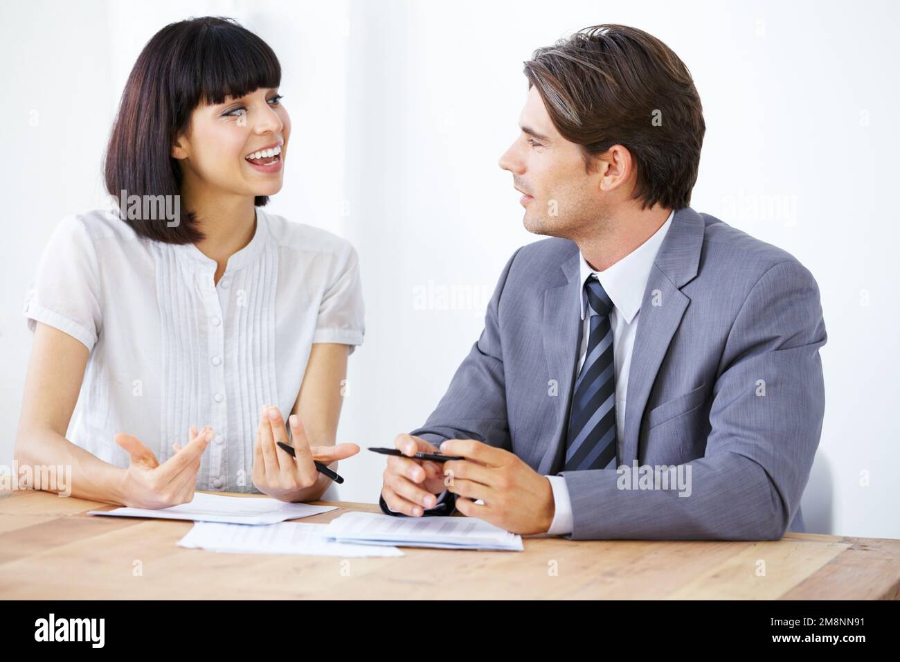 Donner la voix à leurs idées. Deux jeunes hommes d'affaires ayant une conversation animée au bureau. Banque D'Images