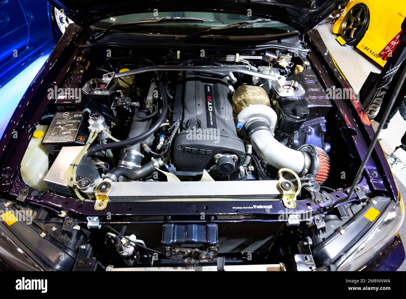 Chiba, préfecture de Chiba, Japon. 14th janvier 2023. Sous le capot d'une voiture fortement modifiée pour les courses de rue au Japon.Tokyo Auto salon (æ±äº-‚ªãƒ¼ãƒˆã‚µãƒ-ãƒ³) est considéré comme l'un des plus prestigieux salons de voitures après-vente au monde, attirant les passionnés de voitures, les fabricants, et les médias du monde entier. Le spectacle propose une large gamme de voitures personnalisées et hautes performances, y compris des voitures de sport, des voitures de luxe, et même des camions et des bus. Les visiteurs peuvent également s'attendre à voir des produits et des technologies liés à la voiture tels que des roues, des pneus, des systèmes audio et des systèmes électroniques de voiture. Certains des plus n Banque D'Images