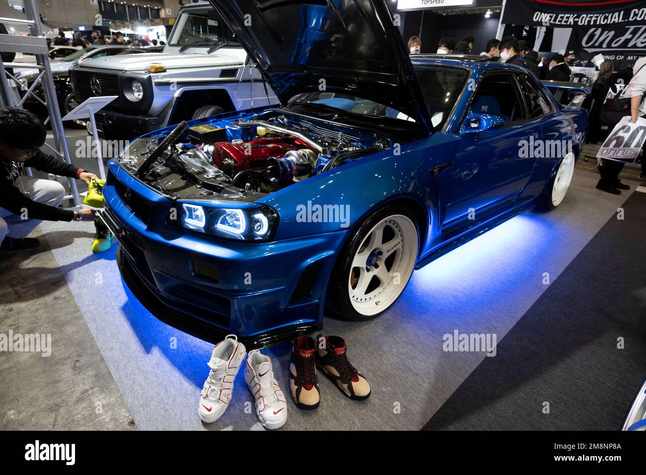 Chiba, préfecture de Chiba, Japon. 14th janvier 2023. Sous le capot d'une voiture fortement modifiée pour les courses de rue au Japon.Tokyo Auto salon (æ±äº-‚ªãƒ¼ãƒˆã‚µãƒ-ãƒ³) est considéré comme l'un des plus prestigieux salons de voitures après-vente au monde, attirant les passionnés de voitures, les fabricants, et les médias du monde entier. Le spectacle propose une large gamme de voitures personnalisées et hautes performances, y compris des voitures de sport, des voitures de luxe, et même des camions et des bus. Les visiteurs peuvent également s'attendre à voir des produits et des technologies liés à la voiture tels que des roues, des pneus, des systèmes audio et des systèmes électroniques de voiture. Certains des plus n Banque D'Images