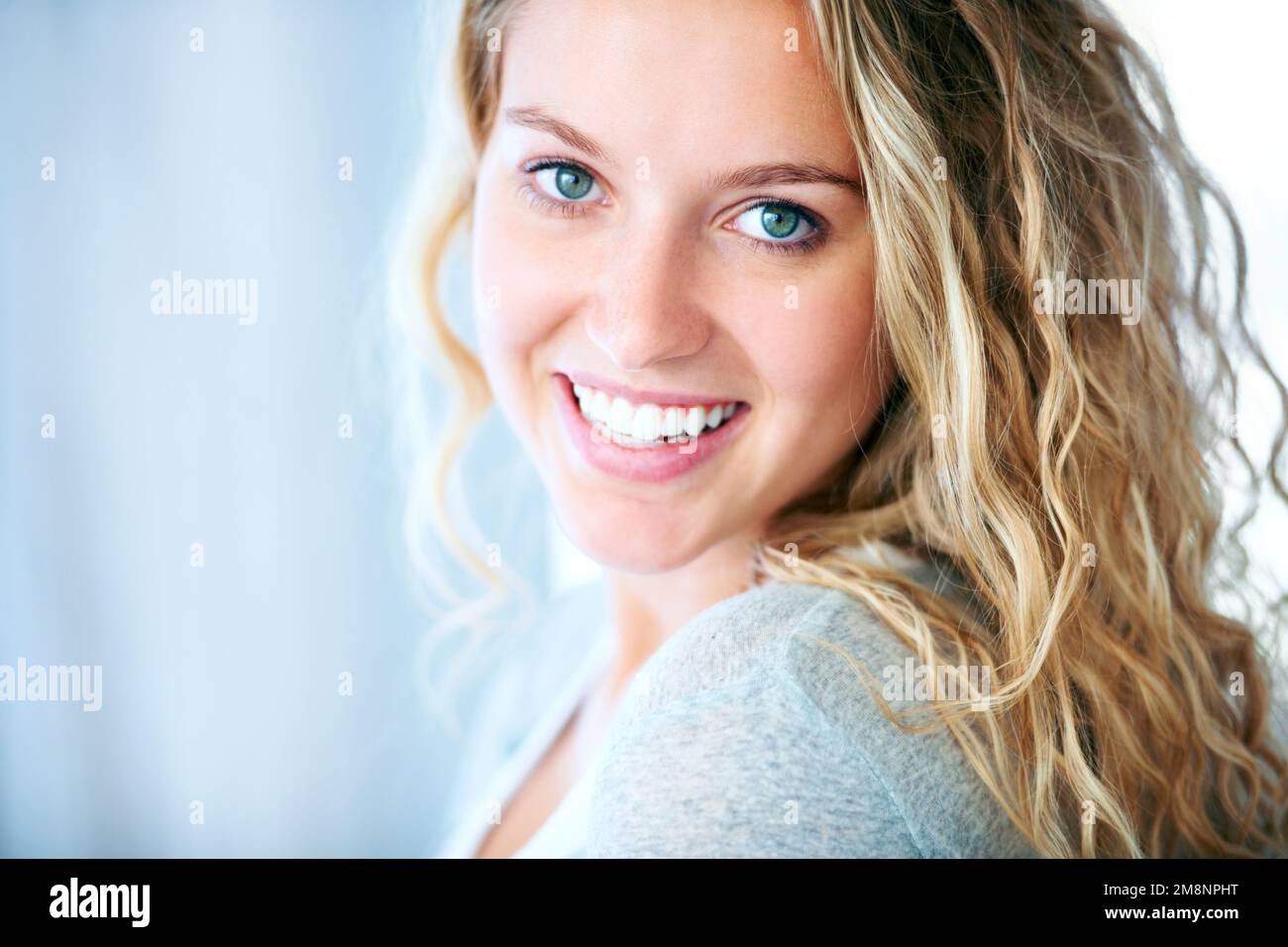 Libre d'être elle-même. Une jeune blonde saisissante vous regardant avec un grand sourire - CopySpace. Banque D'Images