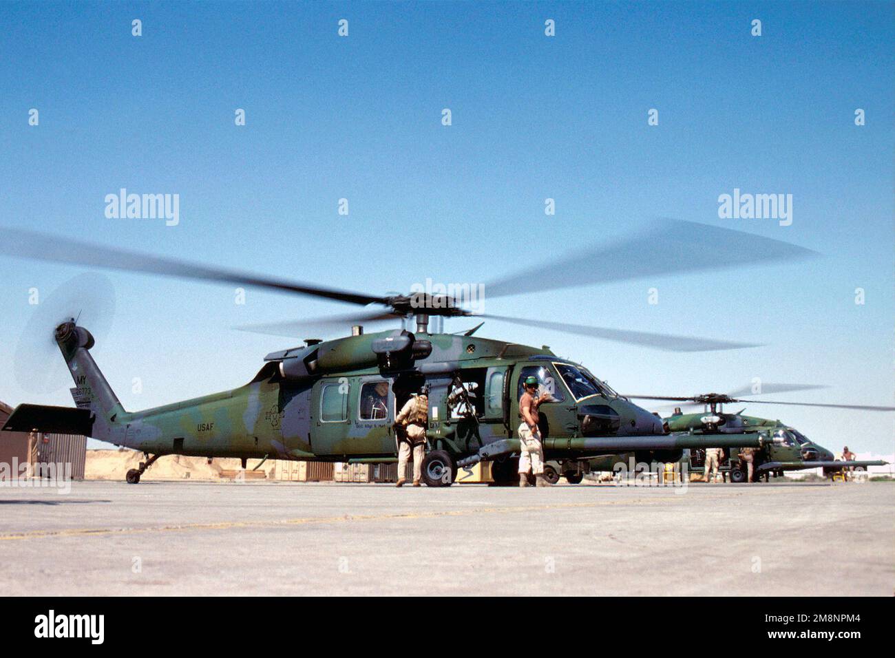 Deux HH-60 sont prêts à décoller sur la ligne aérienne. Le HH-60 Pave Hawk est un hélicoptère de sauvetage qui sert principalement à secourir des pilotes démenés. Cette photo fait partie de l'histoire des « sauveteurs » dans le magazine AIRMAN du 1999 juillet. L'article décrit les escadrons de sauvetage de 41st et 71st de l'AFB Moody participant à l'opération Southern Watch. Objet opération/série: BASE DE VEILLE DU SUD: Moody Air Force base État: Géorgie (GA) pays: États-Unis d'Amérique (USA) Banque D'Images