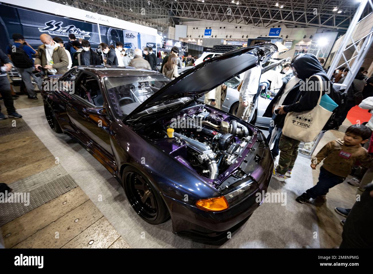 Chiba, préfecture de Chiba, Japon. 14th janvier 2023. Sous le capot d'une voiture fortement modifiée pour les courses de rue au Japon.Tokyo Auto salon (æ±äº-‚ªãƒ¼ãƒˆã‚µãƒ-ãƒ³) est considéré comme l'un des plus prestigieux salons de voitures après-vente au monde, attirant les passionnés de voitures, les fabricants, et les médias du monde entier. Le spectacle propose une large gamme de voitures personnalisées et hautes performances, y compris des voitures de sport, des voitures de luxe, et même des camions et des bus. Les visiteurs peuvent également s'attendre à voir des produits et des technologies liés à la voiture tels que des roues, des pneus, des systèmes audio et des systèmes électroniques de voiture. Certains des plus n Banque D'Images