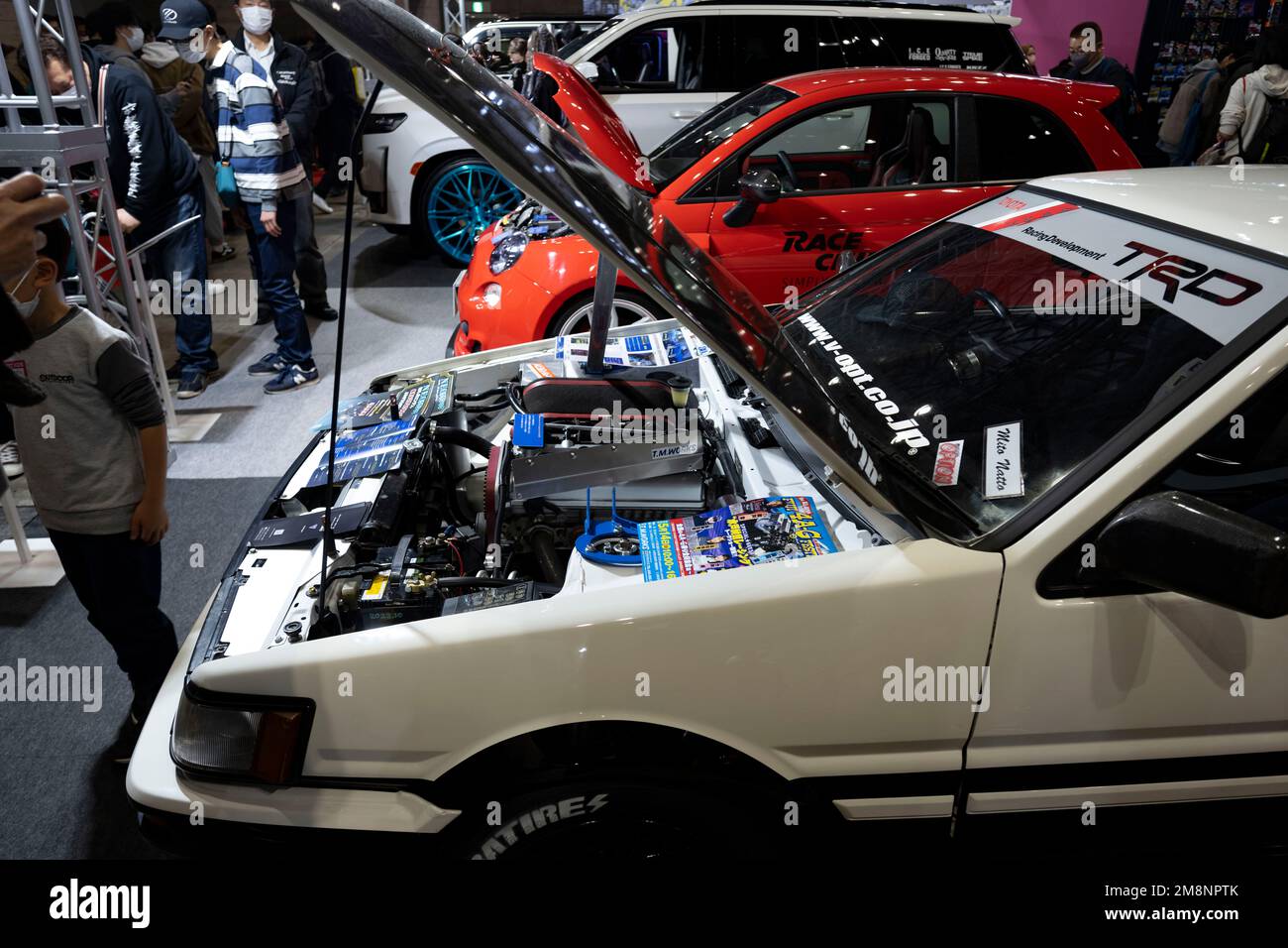 Chiba, préfecture de Chiba, Japon. 14th janvier 2023. Sous le capot d'une voiture fortement modifiée pour les courses de rue au Japon.Tokyo Auto salon (æ±äº-‚ªãƒ¼ãƒˆã‚µãƒ-ãƒ³) est considéré comme l'un des plus prestigieux salons de voitures après-vente au monde, attirant les passionnés de voitures, les fabricants, et les médias du monde entier. Le spectacle propose une large gamme de voitures personnalisées et hautes performances, y compris des voitures de sport, des voitures de luxe, et même des camions et des bus. Les visiteurs peuvent également s'attendre à voir des produits et des technologies liés à la voiture tels que des roues, des pneus, des systèmes audio et des systèmes électroniques de voiture. Certains des plus n Banque D'Images