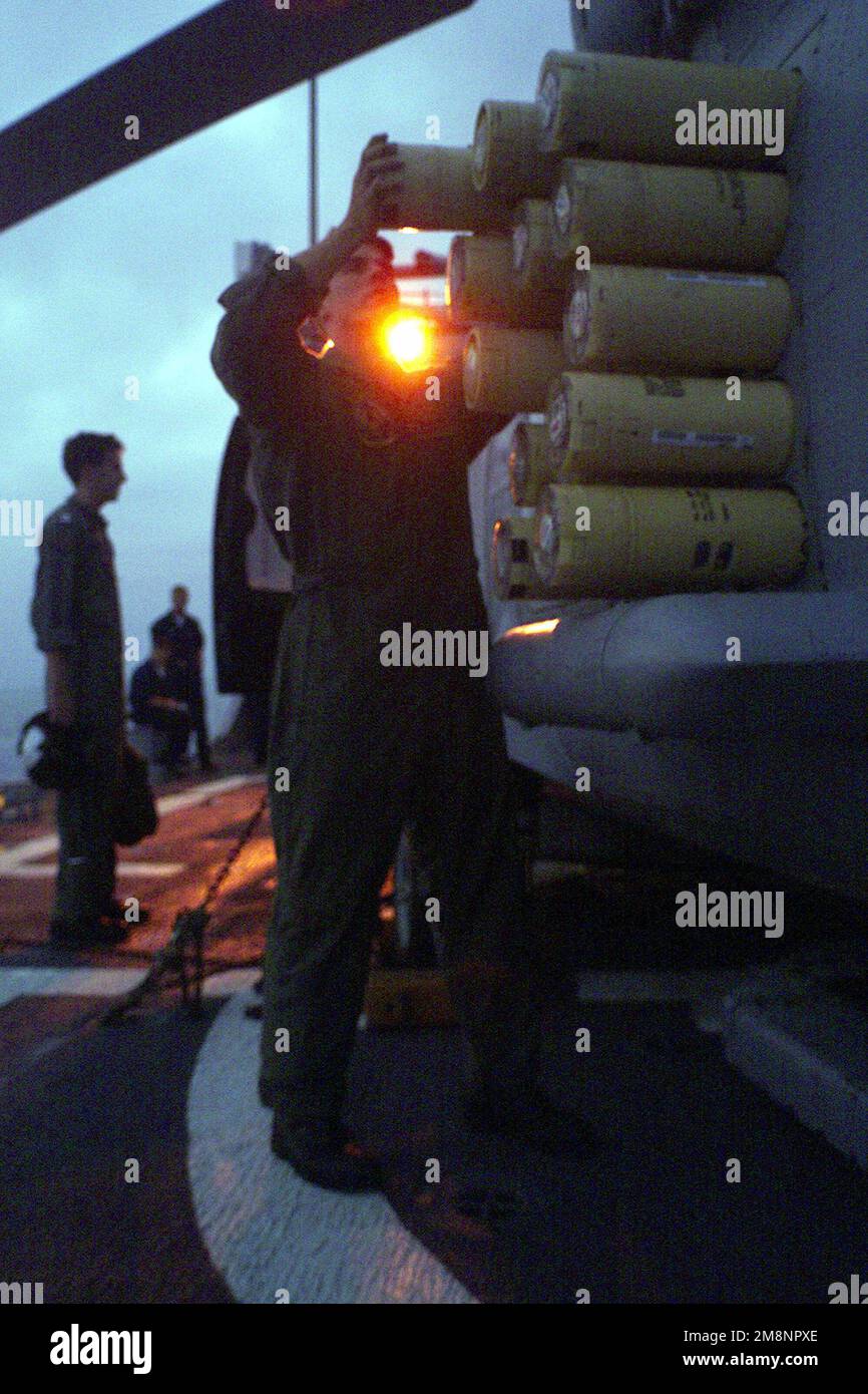 US Navy Aviation antisous-marin Warfare Operator 3rd Class Rich Allen, un avionneur avec hélicoptère antisous-marin Squadron Light 37 (HSL-37) à bord de l'USS REUBEN JAMES (FFG 57) fixe et charge des sonobouées à bord de son SH-60B Seahawk au large des côtes de l'Équateur avant les opérations de vol. Le navire et son équipage s'exerceront avec la marine équatorienne pendant qu'ils seront en route pour exercer LE TRAVAIL D'ÉQUIPE SUD '99. Reuben James effectuera des opérations bilatérales avec la marine chilienne. Objet opération/série: TRAVAIL D'ÉQUIPE SUD '99 base: USS Reuben James (FFG 57) Banque D'Images