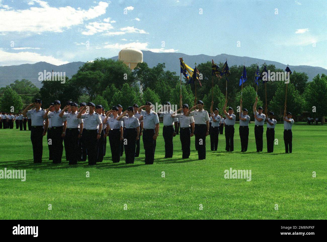 Le colonel James Stevens (à gauche), commandant du Groupe de soutien de 377th, accueille le nouveau commandant, le colonel Polly Peyer de l'USAF, Et dit Au revoir au commandant sortant, le colonel Gary Dillis de l'USAF, qui dirige les troupes pour l'appel d'Adjudant lors de la cérémonie de passation de commandement de la 377th escadre tenue à 2 juin 1999, à la base aérienne de Kirkland, au Nouveau-Mexique. Base: Kirtland Air Force base État: Nouveau Mexique (NM) pays: Etats-Unis d'Amérique (USA) Banque D'Images