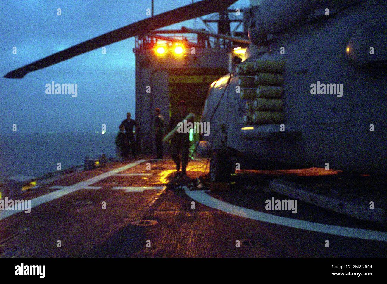 L'aube se brise alors que l'équipage de l'hélicoptère de l'Escadron d'antisous-marins hélicoptère Light 37 (HSL-37), à bord de l'USS REUBEN JAMES (FFG 57), se prépare pour une autre journée de vol au large de la côte équatorienne. Le navire et l'équipage s'exerceront avec la marine équatorienne en route pour l'exercice DE TRAVAIL D'ÉQUIPE SUD '99. Reuben James effectuera des opérations bilatérales avec la marine chilienne. Objet opération/série: TRAVAIL D'ÉQUIPE SUD '99 base: USS Reuben James (FFG 57) Banque D'Images