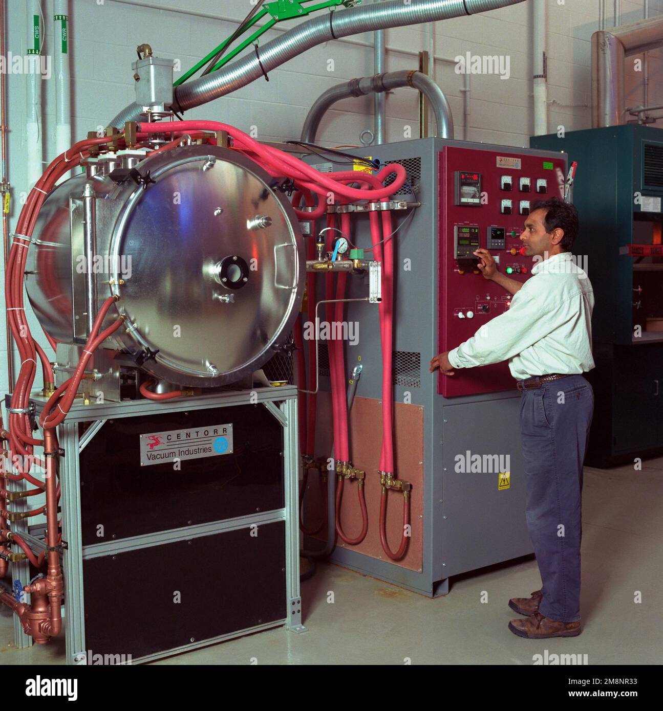 Le four à blindage au tungstène et au molybdène est capable d'atteindre des températures de 2000 degrés Celsius dans les atmosphères à vide élevé, à l'azote, à l'argon et à l'hélium. Ce four à vide en métal réfractaire est situé dans le Lab 1148-Rodman Research Building - Aberdeen, Maryland, Direction de la recherche sur les métaux et la céramique. Base: Aberdeen Proving Grounds État: Maryland (MD) pays: Etats-Unis d'Amérique (USA) Banque D'Images