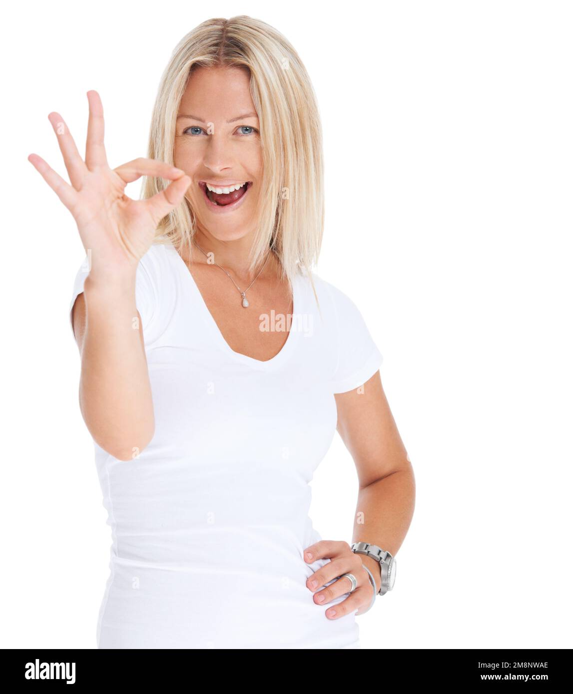 Le corps est en équilibre et la messagerie instantanée est très agréable. Photo en studio d'une femme attirante qui vous donne un signal de main pour une parfaite sur fond blanc. Banque D'Images