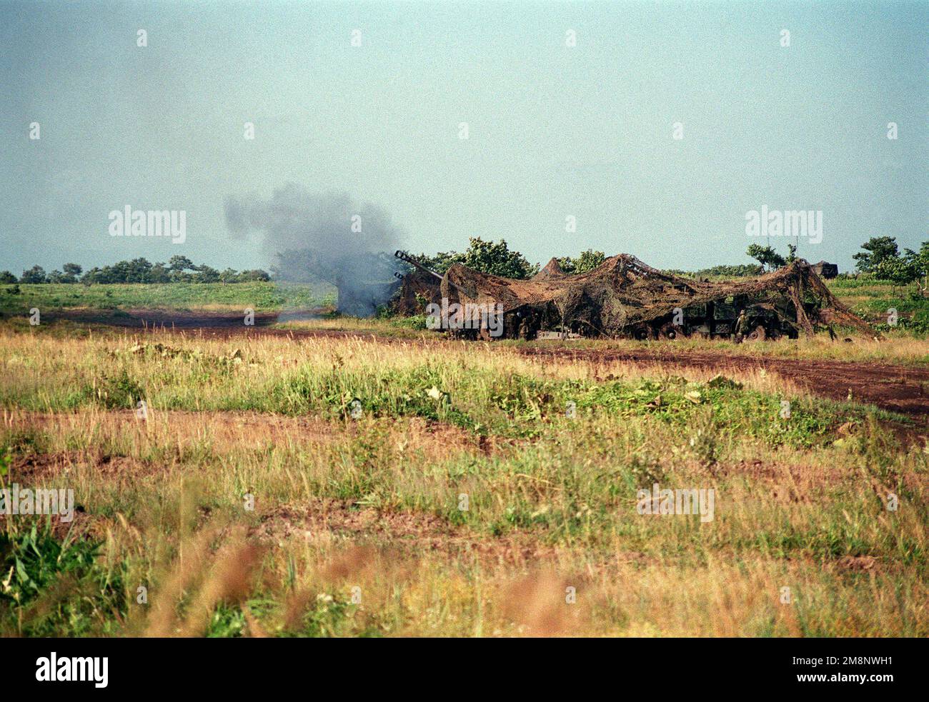 Profil du côté gauche tir long du canon 2 comme le canon 3, India Battery, est prêt à tirer le Howitzer M198 155mm. US Marines, de la division Marine de 3rd, 12th Marines, a mené un exercice d'incendie à Yausubetsu, zone de manœuvre du Japon. Base: Yusubetsu État: Hokkaido pays: Japon (JPN) Banque D'Images
