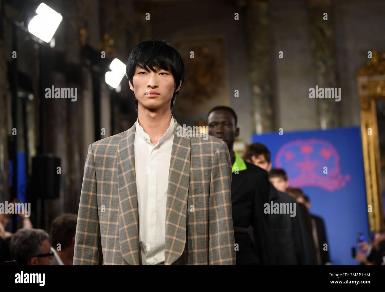 Milan, Italie. 14th janvier 2023. Des modèles présentent des créations pour SHANGHAI TANG lors de la semaine de la mode masculine de Milan à Milan, en Italie, le 14 janvier 2023. Credit: Jin Mamengni/Xinhua/Alamy Live News Banque D'Images