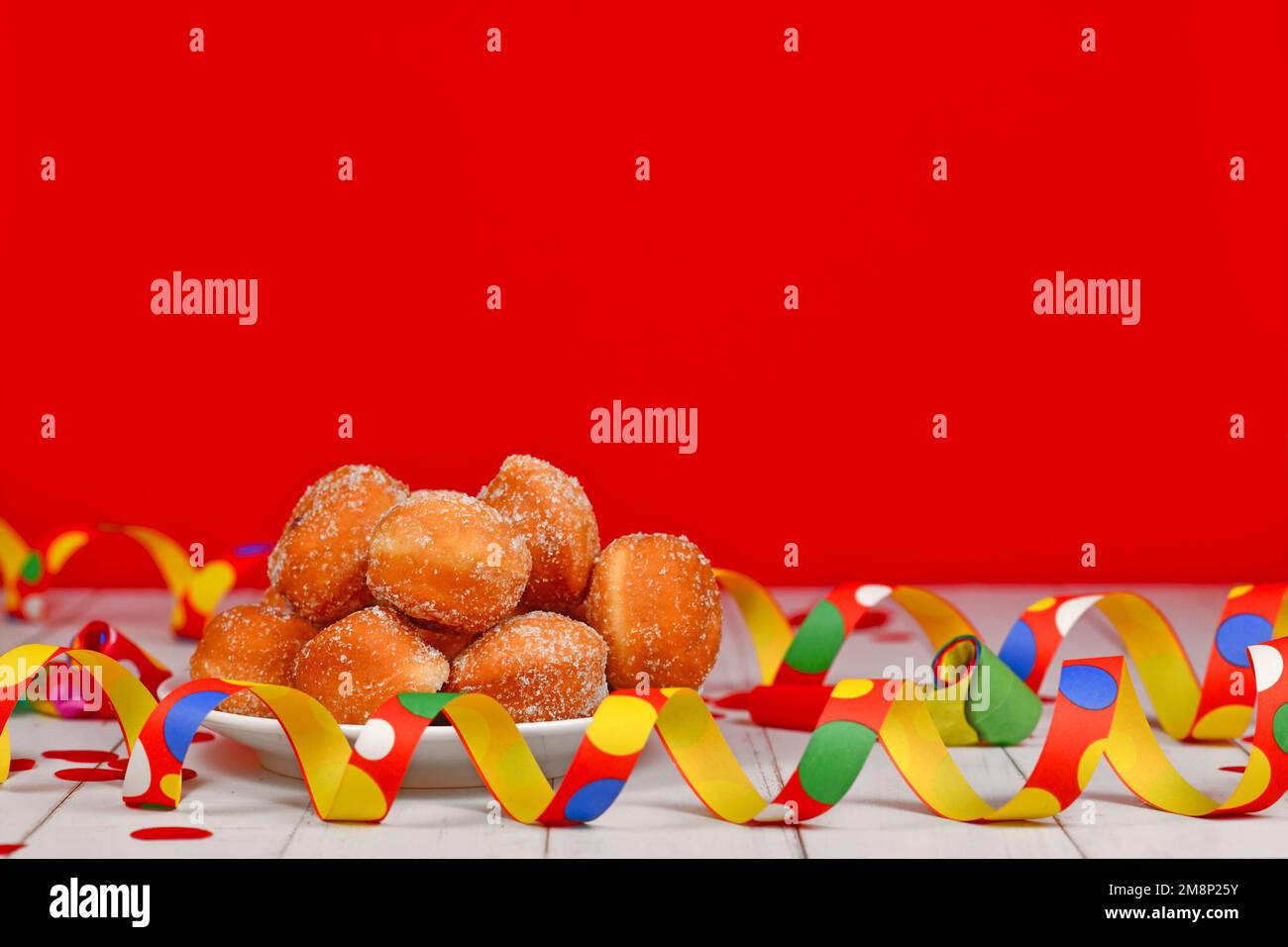 Petit allemand traditionnel &amp;#39;Berliner Pfannkuchen&amp;#39;, un donut sans trou ...