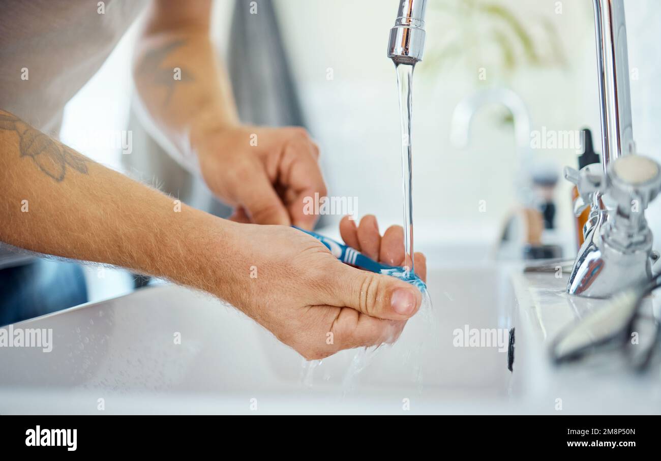 Une Rince Un inconnu se brossant les dents dans une salle de bains à la maison ...
